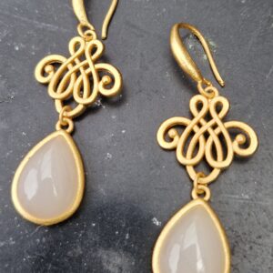 Vergulde oorbellen met witte Jade